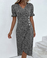 Robe à imprimé floral avec manches courtes et bouton