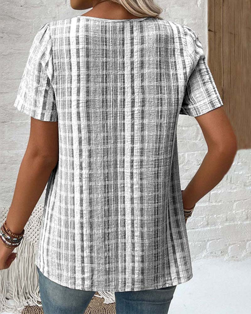 T-shirt décontracté col V à carreaux rayés