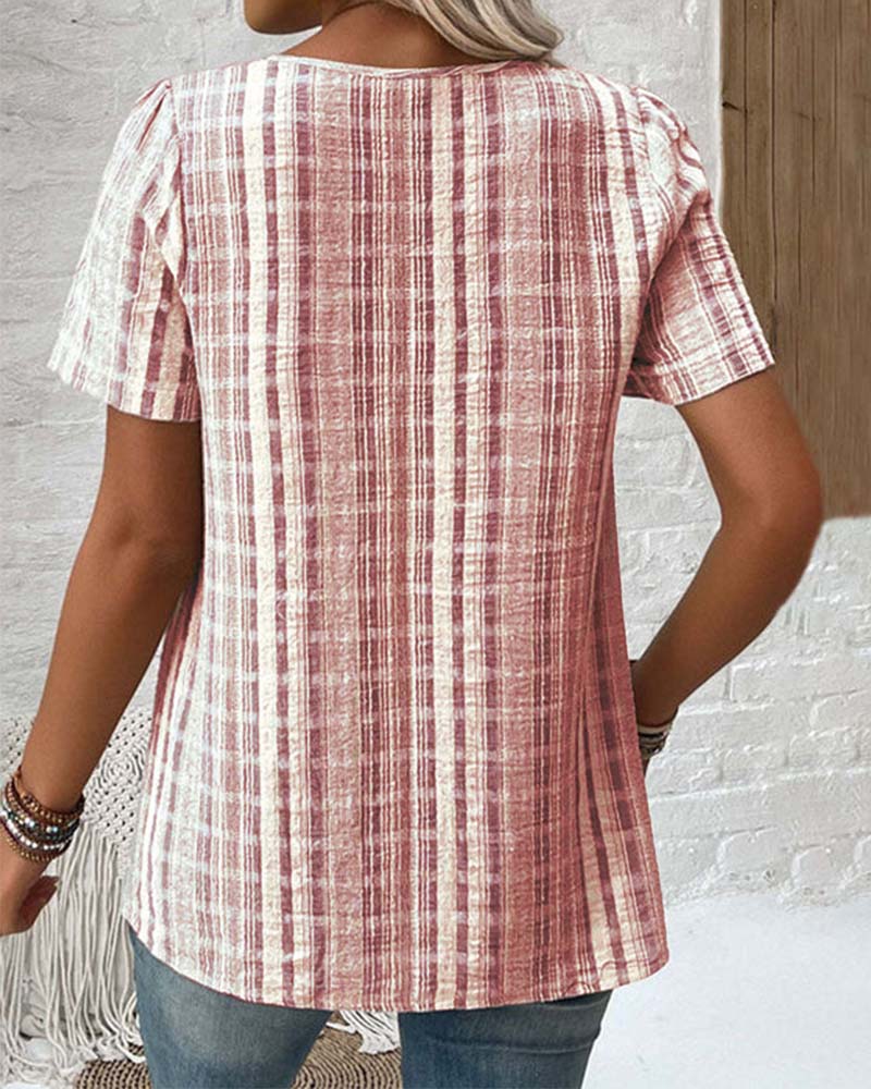 T-shirt décontracté col V à carreaux rayés