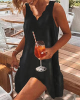 Petite Robe noire à encolure ondulée