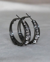 Grandes boucles d'oreilles créoles incrustées de strass