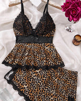 Ensemble de nuit en dentelle avec caraco et short à col en V