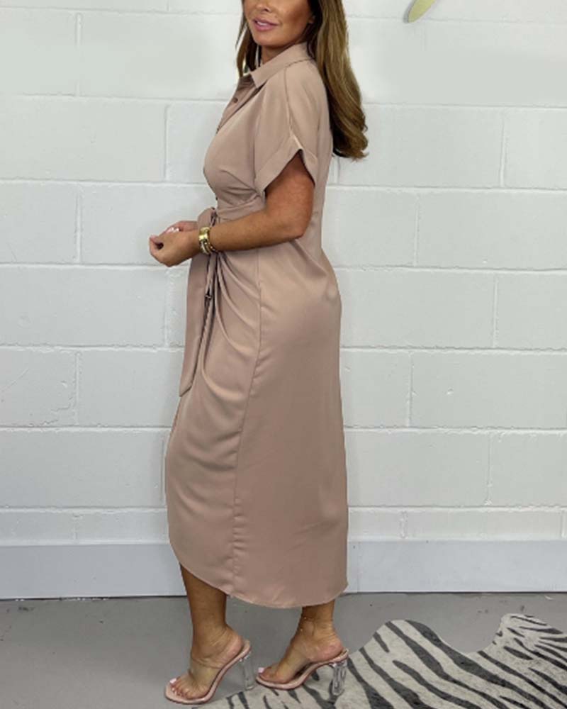 Élégante robe plissée à col chemise