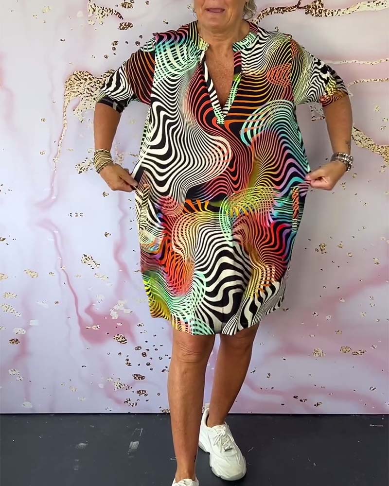 Robe à poches imprimée colorée avec col en V et demi-manches