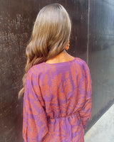 Robe élégante à manches longues et col en V imprimé vintage