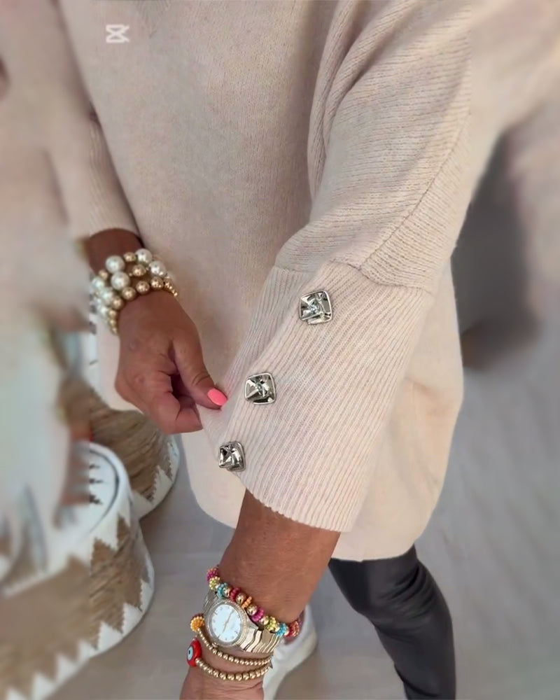 Pull Avec Caractéristiques Col V, Boutonné Et Asymétrique