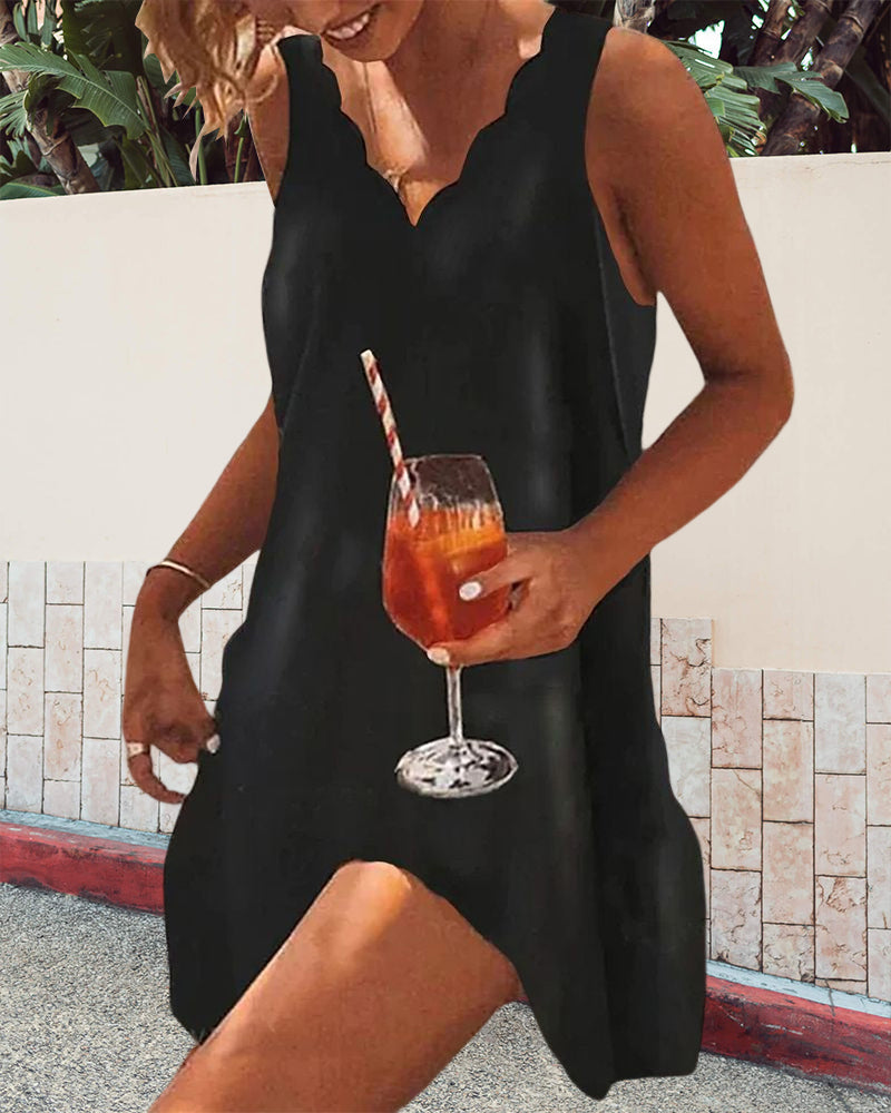 Petite Robe noire à encolure ondulée