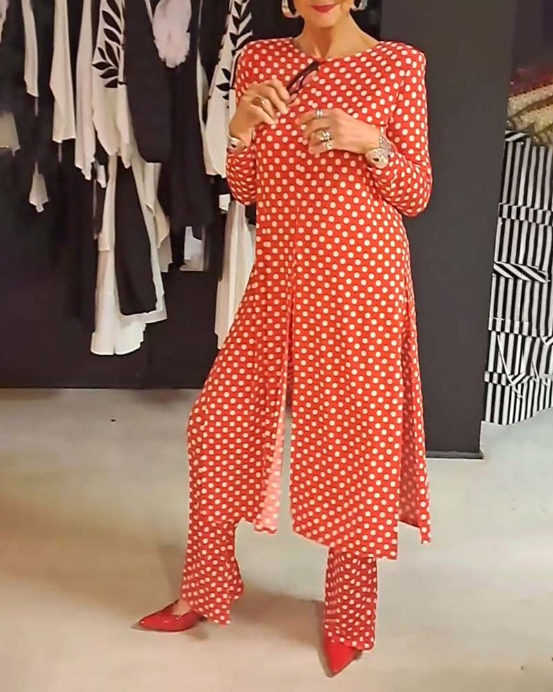 Costume élégant fendu à pois