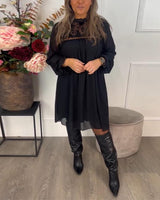 Robe Avec Détail de Découpe en Dentelle, Design à Manches Bouffantes Et Aura Élégante