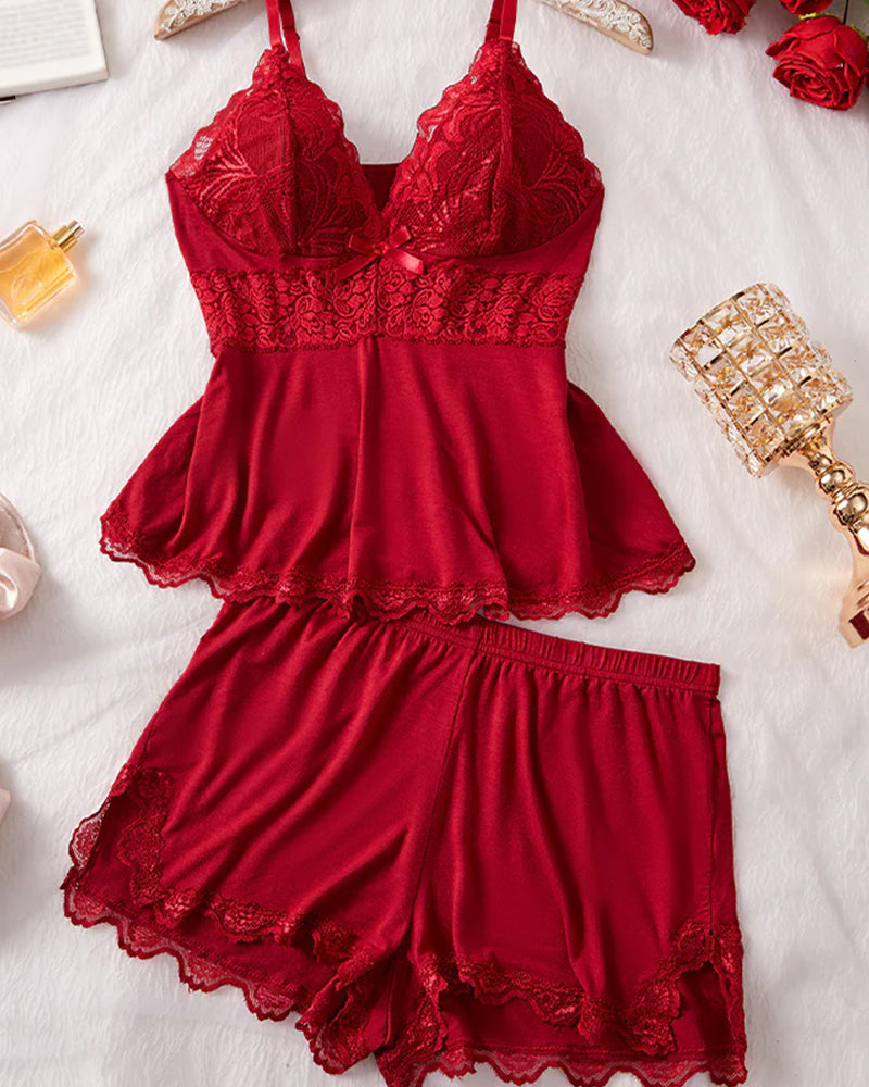 Ensemble de nuit en dentelle avec caraco et short à col en V