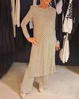 Costume élégant fendu à pois