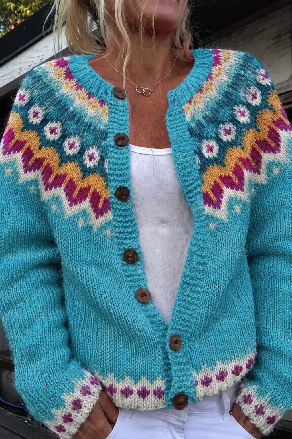 CARDIGAN VINTAGE TURQUOISE À MOTIFS JACQUARD COLORÉS ET BOUTONS