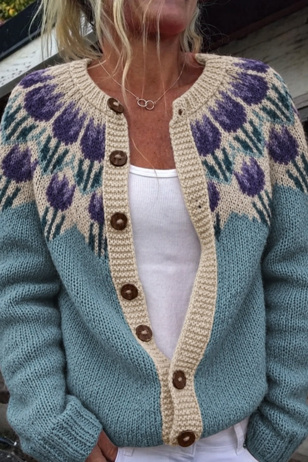 CARDIGAN VINTAGE BLEU CIEL À MOTIFS FLORAUX VIOLETS ET BOUTONS