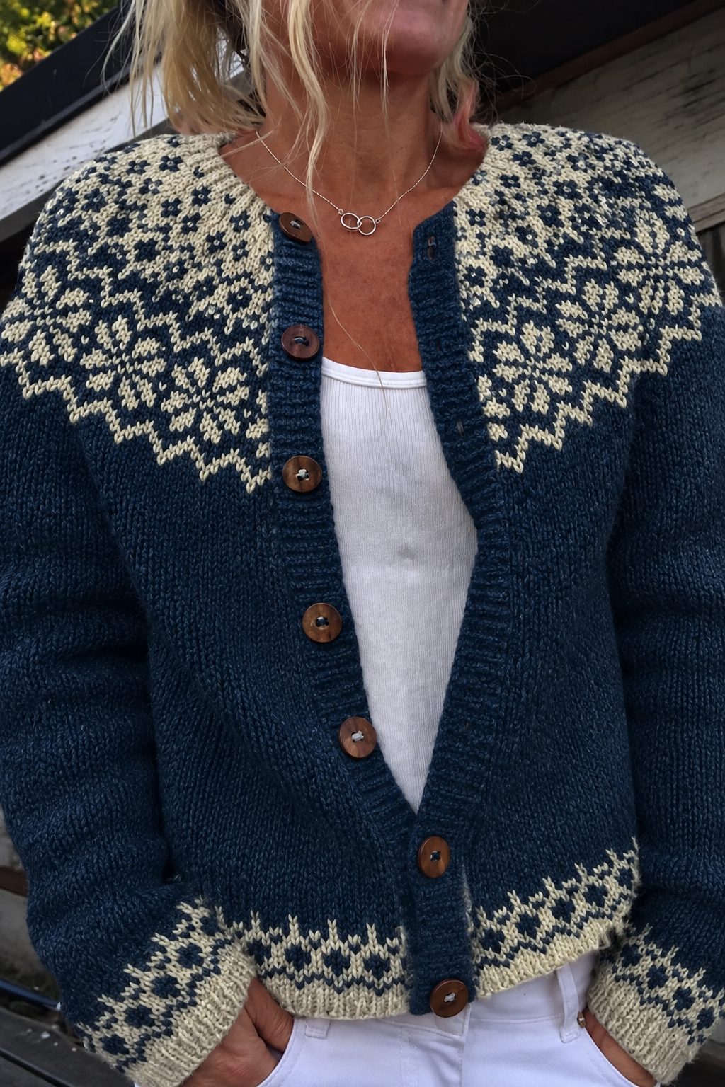 CARDIGAN VINTAGE BLEU MARINE À MOTIFS NORDIQUES ÉCRUS ET BOUTONS