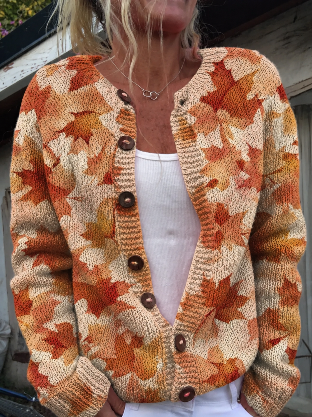 CARDIGAN D’AUTOMNE À BOUTONS AVEC IMPRIMÉ ARTISTIQUE DE FEUILLES D’ÉRABLE