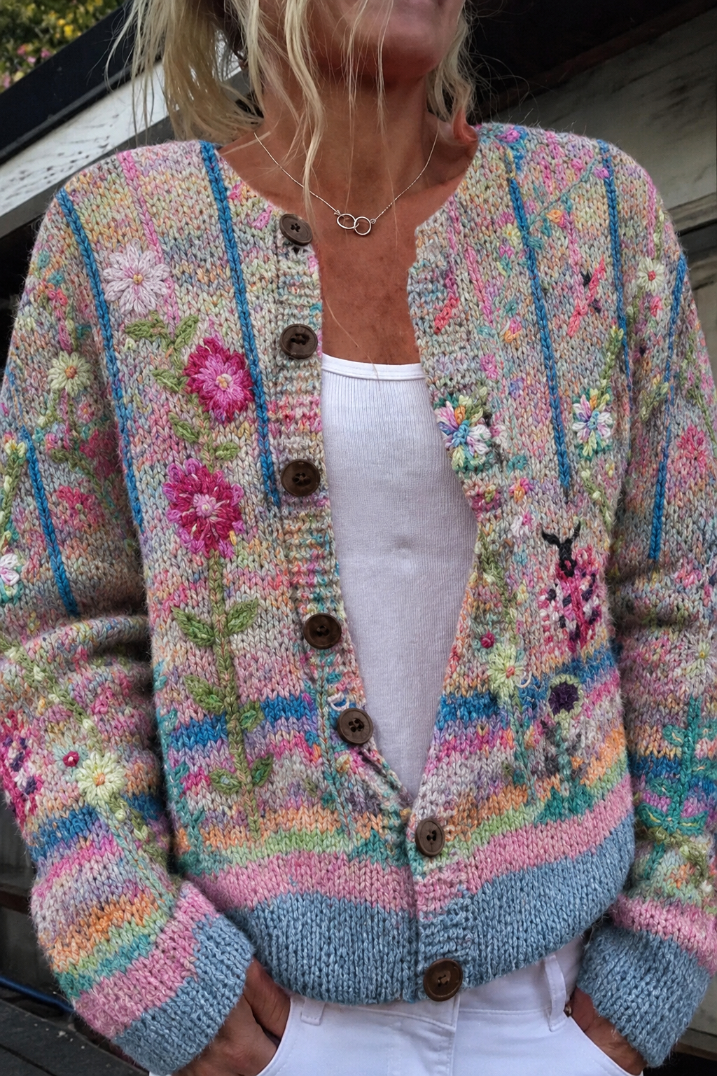 CARDIGAN VINTAGE MULTICOLORE À MOTIFS FLORAUX ET BOUTONS