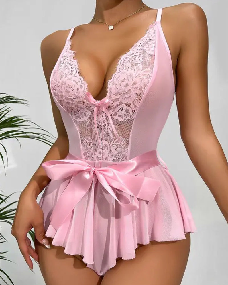 Une pièce sexy en dentelle avec nœud
