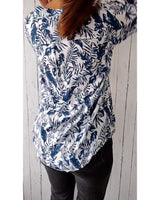 Blouse décontractée boutonnée imprimé feuilles, col V et manches neuf-quarts