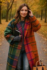 Katrine – veste ample multicolore portée en extérieur