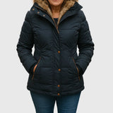 Jayda – Veste d’hiver matelassée femme à capuche – Vue portée