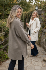 Manteau femme à manches en maille torsadée – Détail des manches en maille et des poignets à boucle